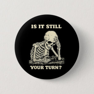 Is Het Nog Steeds Jouw Beurt Grappig Skelet Wachte Ronde Button 5,7 Cm