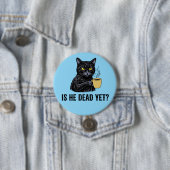 is hij al dood? ronde button 7,6 cm (In situ)