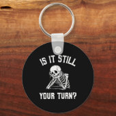Is It Still Your Turn Funny Skeleton Waiting Quote Sleutelhanger (Voorkant)