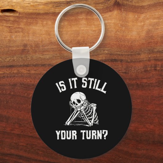 Is It Still Your Turn Funny Skeleton Waiting Quote Sleutelhanger (Voorkant)