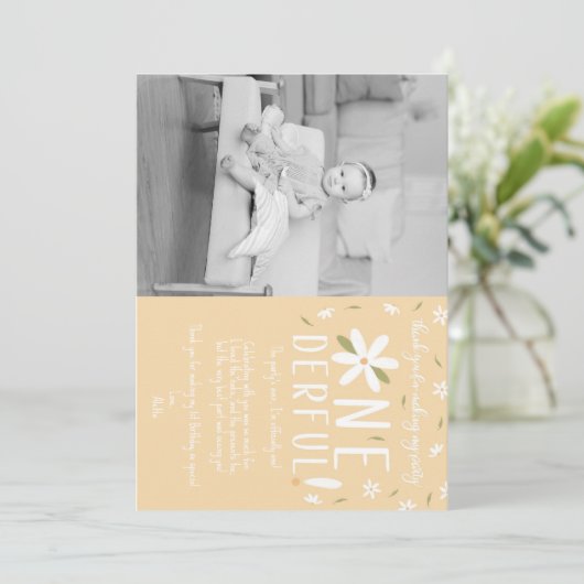 Is ze de eerste verjaardag niet, bedankt! aankondiging (Staand voorkant)