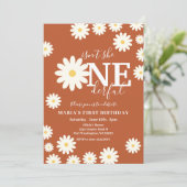 Is ze niet een prachtige terracotta Daisy verjaard Kaart (Staand voorkant)