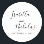 Isabella Simple Modern Calligraphy Wedding Ronde Sticker<br><div class="desc">Sluit uw uitnodigingsenveloppen of gunsten af met deze eenvoudige trouwstickers met uw namen en trouwdatum in whimsical, black calligraphy script en elegant serif typografie tegen een scherpe, witte achtergrond voor een schone, minimalistische blik. Ontworpen om te coördineren met ons moderne Isabella-collectie. Ben zeker om de andere producten in dit collectie...</div>