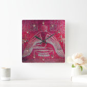 ISIS, Antiek rood Vierkante Klok (Huis)