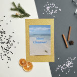 Isla Saona Caribbean Beach Merry Kerstmis! Feestdagen Kaart<br><div class="desc">Schilderachtig foto van een schelp van een zee (niet zichtbaar op alle producten) op een zandstrand in het Caribisch gebied op het eiland Isla Saona,  een deel van de Dominicaanse Republiek met een kleine boot op de achtergrond. Vrolijk kerstfeest!</div>
