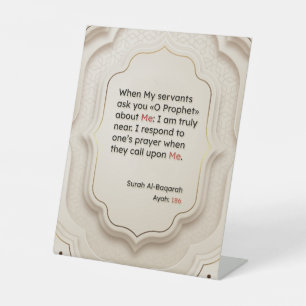 Islamitisch teken om je eraan te herinneren om tot reclamebord met voetstuk