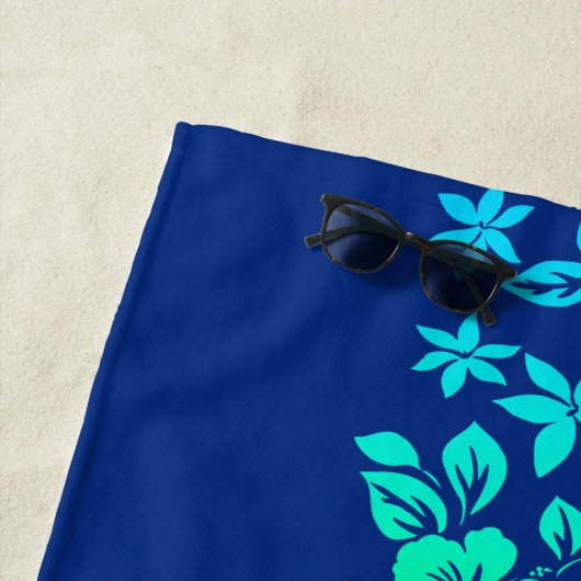 Island Blend Hawaiian Hibiscus Floral - Navy Blue Strandlaken (In situ)