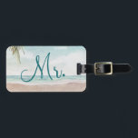 Island Breeze Beach Custom Huwelijksreis Mr Bagagelabel<br><div class="desc">Island Breeze Painted Beach Scene,  met oceaangolven,  zandstrand en palmbomen,  met een prachtige blauwgroen blauwe lucht. Met moderne typografische scriptlettertypen. Een Zomer Tropisch Strand,  Of bestemming bruiloft ontwerp - gepersonaliseerde bruidegom Mr Honeymoon Bagagelabels! ~ Controleer mijn winkel om de volledige bruidssuite voor dit ontwerp te zien!</div>