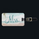 Island Breeze Beach Custom Huwelijksreis Mrs Bagagelabel<br><div class="desc">Island Breeze Painted Beach Scene,  met oceaangolven,  zandstrand en palmbomen,  met een prachtige blauwgroen blauwe lucht. Met moderne typografische scriptlettertypen. Een zomerse tropische strand,  of bestemming bruiloft ontwerp - gepersonaliseerde bruid mevrouw huwelijksreis Bagagelabels! ~ Controleer mijn winkel om de volledige bruidssuite voor dit ontwerp te zien!</div>