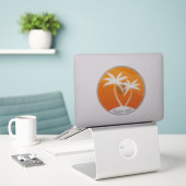 Island Vibes Swaying Palms en Sun Logo Sticker (Laptop op bureau)