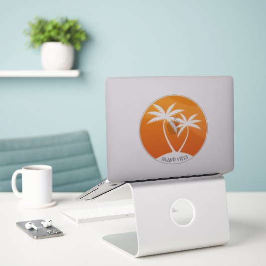 Island Vibes Swaying Palms en Sun Logo Sticker (Laptop op bureau)