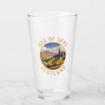 Isle of Skye Schotland Retro Distress Circle Glas<br><div class="desc">Isle of Skye retro vector reisontwerp. Het eiland Skye,  dat met een brug verbonden is met de noordwestkust van Schotland,  staat bekend om zijn ruige landschappen,  pittoreske vissersdorpjes en middeleeuwse kastelen.</div>
