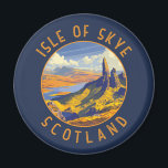 Isle of Skye Schotland Retro Distress Circle Magneet<br><div class="desc">Isle of Skye retro vector reisontwerp. Het eiland Skye,  dat met een brug verbonden is met de noordwestkust van Schotland,  staat bekend om zijn ruige landschappen,  pittoreske vissersdorpjes en middeleeuwse kastelen.</div>