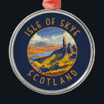 Isle of Skye Schotland Retro Distress Circle Metalen Ornament<br><div class="desc">Isle of Skye retro vector reisontwerp. Het eiland Skye,  dat met een brug verbonden is met de noordwestkust van Schotland,  staat bekend om zijn ruige landschappen,  pittoreske vissersdorpjes en middeleeuwse kastelen.</div>