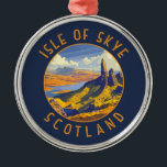 Isle of Skye Schotland Retro Distress Circle Metalen Ornament<br><div class="desc">Isle of Skye retro vector reisontwerp. Het eiland Skye,  dat met een brug verbonden is met de noordwestkust van Schotland,  staat bekend om zijn ruige landschappen,  pittoreske vissersdorpjes en middeleeuwse kastelen.</div>