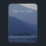 Isola San Giulio, Ortameer, Italië Magneet<br><div class="desc">Prachtig uitzicht over het Ortameer naar Isola San Giulio in Piemonte in Italië. De lagen van de wazige blauwe bergen weerspiegelen de curve van het eiland op het meer. Een sereen berglandschap,  het creëren van een rustige en pittoreske scène. Het perfecte souvenir van je reis naar Italië</div>