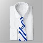 israël stropdas<br><div class="desc">Vlag van Israël. Op 28 oktober 1948, vijf maanden na de vestiging van het land, werd de vlag van Israël (Hebreeuws: ד אג, Aragel: י, Alam Isra'īl) aangenomen. Het toont een blauwe ster van David op een witte achtergrond, tussen twee horizontale blauwe strepen. De blauwe strepen zijn bedoeld om de...</div>