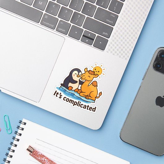 It’s Complicated – Penguin & Camel Hug Sticker (Laptop met iPhone)