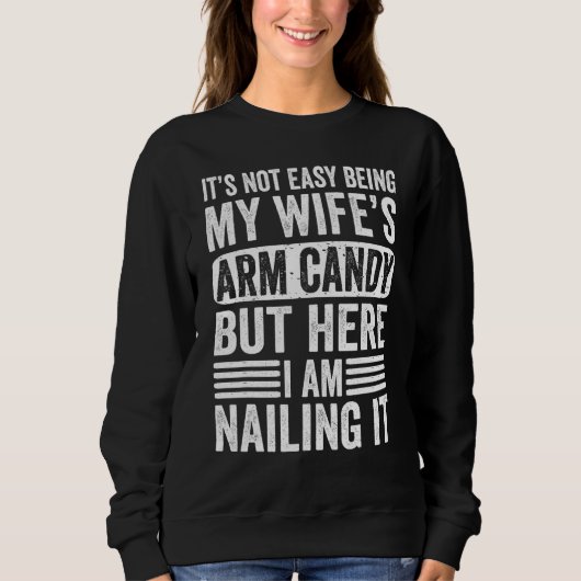 It s Not Easy Being My Wife s Arm Candy Adult Humo Trui (Voorkant)