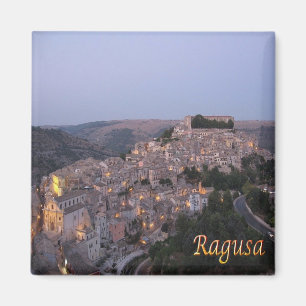 IT - Sicilië - Ragusa - Nachtelijk panoramisch Ui Magneet