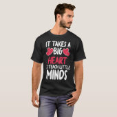 It Takes A Big Heart To Teach Little Minds Teacher T-shirt (Voorkant volledig)