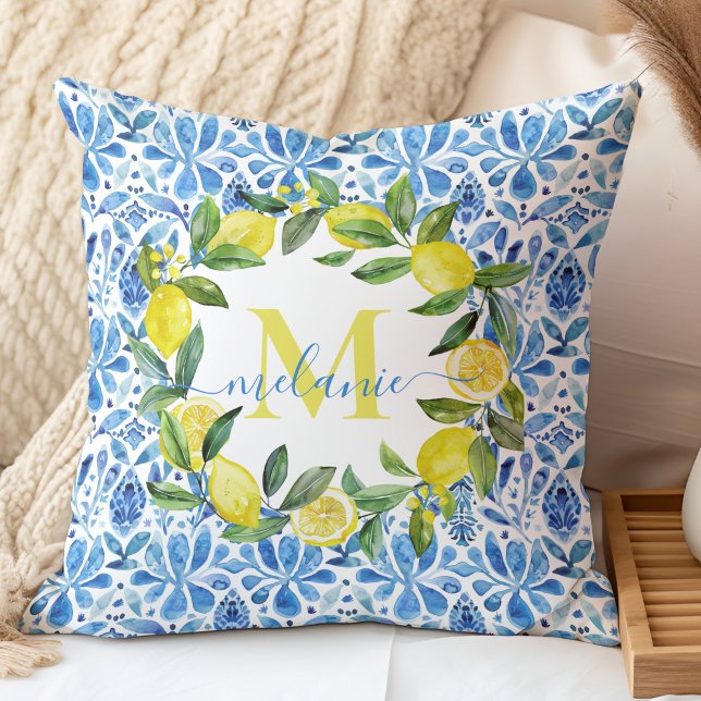 Italiaans Citrus & Blauwe Tegels Aangepaste naam M Kussen (Italian Citrus & Blue Tiles Custom Name Monogram Throw Pillow in a neutral boho bedroom.)