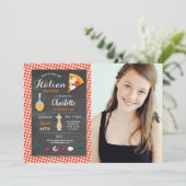 Italiaans diner verjaardagsfeestje krijt pizza uit kaart (Staand voorkant)