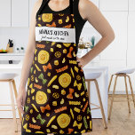 Italiaans pasta restaurant, Chef Nonna aangepaste  Schort<br><div class="desc">Fun apron met een patroon van zelfgemaakte deegwaren tegen een zwarte achtergrond en twee regels aangepaste tekst. Voeg de naam van een persoon, de naam van uw nonna, de naam van het restaurant, het café of de winkelnaam toe of verwijder de tekst en de rechthoek en gebruik gewoon het patroon....</div>