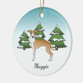 Italiaans-witte windhond in het winterbos keramisch ornament (Links)