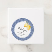 Italiaanse bloem- en blauwe tegel bruidsdouche bed bedankjes labels (In situ)