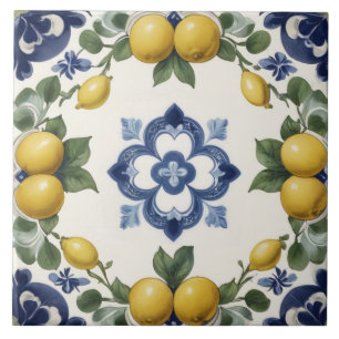 Italiaanse citroenen en citrusvruchten met blauwe tegeltje