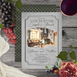 Italiaanse keuken: de keukendepot van de keuken kaart<br><div class="desc">Rustic old world gourmet Italiaanse keuken "Stock the Kitchen" Couple's Shower design op een verouderde grijze achtergrond met een dubbele zilvertoon en koolgrijze lijsten. De achterzijde is voorzien van een diamantvormig zilvertoonbaar lijst boven een donkergroene achtergrond.</div>