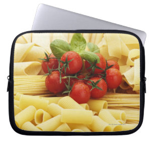Italiaanse keuken. Deegwaren en tomaten. Laptop Sleeve