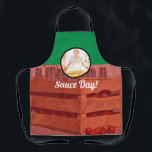 Italiaanse Nonna Photo Sauce Day Schort<br><div class="desc">Een traditie in de Italiaanse cultuur vieren met deze saus die schort maakt. Het is perfect voor het bewaren van herinneringen aan de Italiaanse keuken,  maar het zal nog jaren een groot goed doen. // Voeg je eigen foto toe.</div>