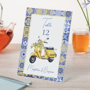 Italiaanse scooter blauwe tegels citroenen tafelnu reclamebord met voetstuk