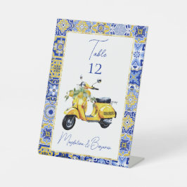 Italiaanse scooter blauwe tegels citroenen tafelnu reclamebord met voetstuk