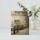 Italiaanse straat in het briefkaart sepia (Staand voorkant)