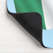 Italiaanse vlag in de wind onder de blauwe hemel muismat (Hoek)