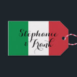 Italiaanse vlag kleuren bruiloft cadeaulabel<br><div class="desc">U kunt de groene rode en witte kleuren van de Italiaanse vlag aanpassen om uw eigen huwelijkscadeau of voorkeurslabels te creëer. De naam van het echtpaar heeft een moderne kalligrafiestijl. Wijzig de regelafstand om de verweven weergave van het script te wijzigen. Wijzig de lettertypestijl in creëer van uw eigen aangepaste...</div>