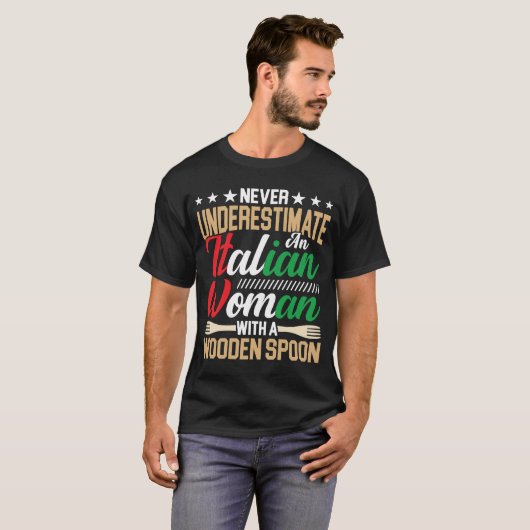 Italiaanse vrouw met een Wooden Spoon italiaanse m T-shirt (Voorkant volledig)