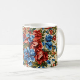 Italiaanse weelderige rode en blauwe bloemen met w koffiemok