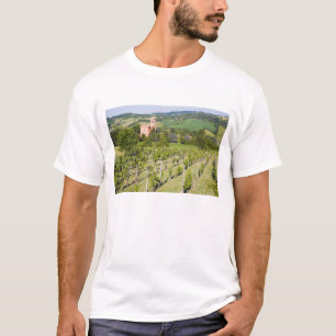 Italië, Bologna, Uitzicht door Vineyard naar Chie T-shirt