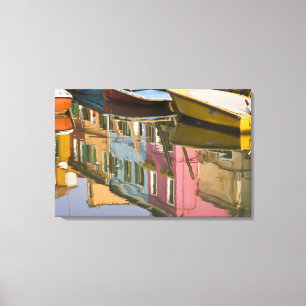 Italië, Burano. Boten op een kanaal met Canvas Afdruk