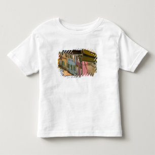 Italië, Burano. Boten op een kanaal met Kinder Shirts