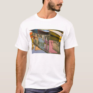 Italië, Burano. Boten op een kanaal met T-shirt