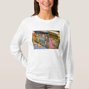 Italië, Burano. Boten op een kanaal met T-shirt