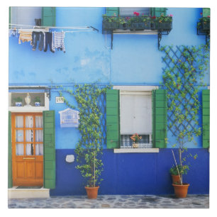Italië, Burano. Een kleurrijk huis in Burano nabij Tegeltje