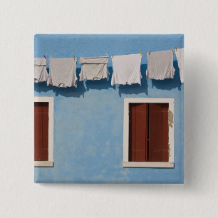 Italië, Burano. Hangen van wasgoed en ramen langs Vierkante Button 5,1 Cm