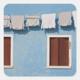 Italië, Burano. Hangende was en ramen langs Vierkante Sticker