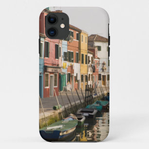 Italië, Burano. Kleurrijke huizen langs een iPhone 11 Hoesje
